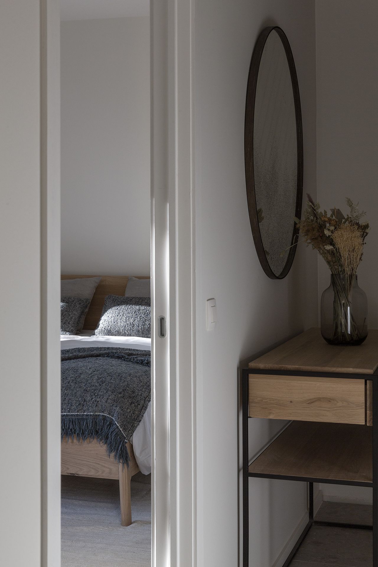 Bed and sideboard | Live Light