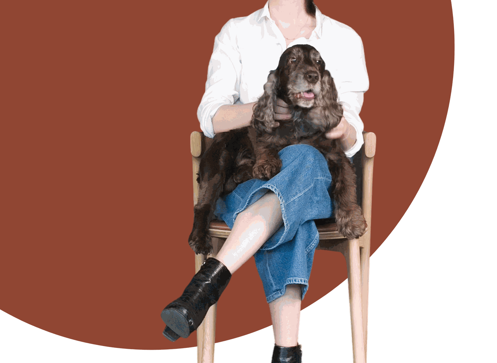 Live Light | Woman and dog enjoying Ethnicrafts famous Oak Bok Dining Chair with Cognac Leather Live Light | Woman and dog enjoying Ethnicrafts famous Oak Bok Dining Chair with Cognac Leather