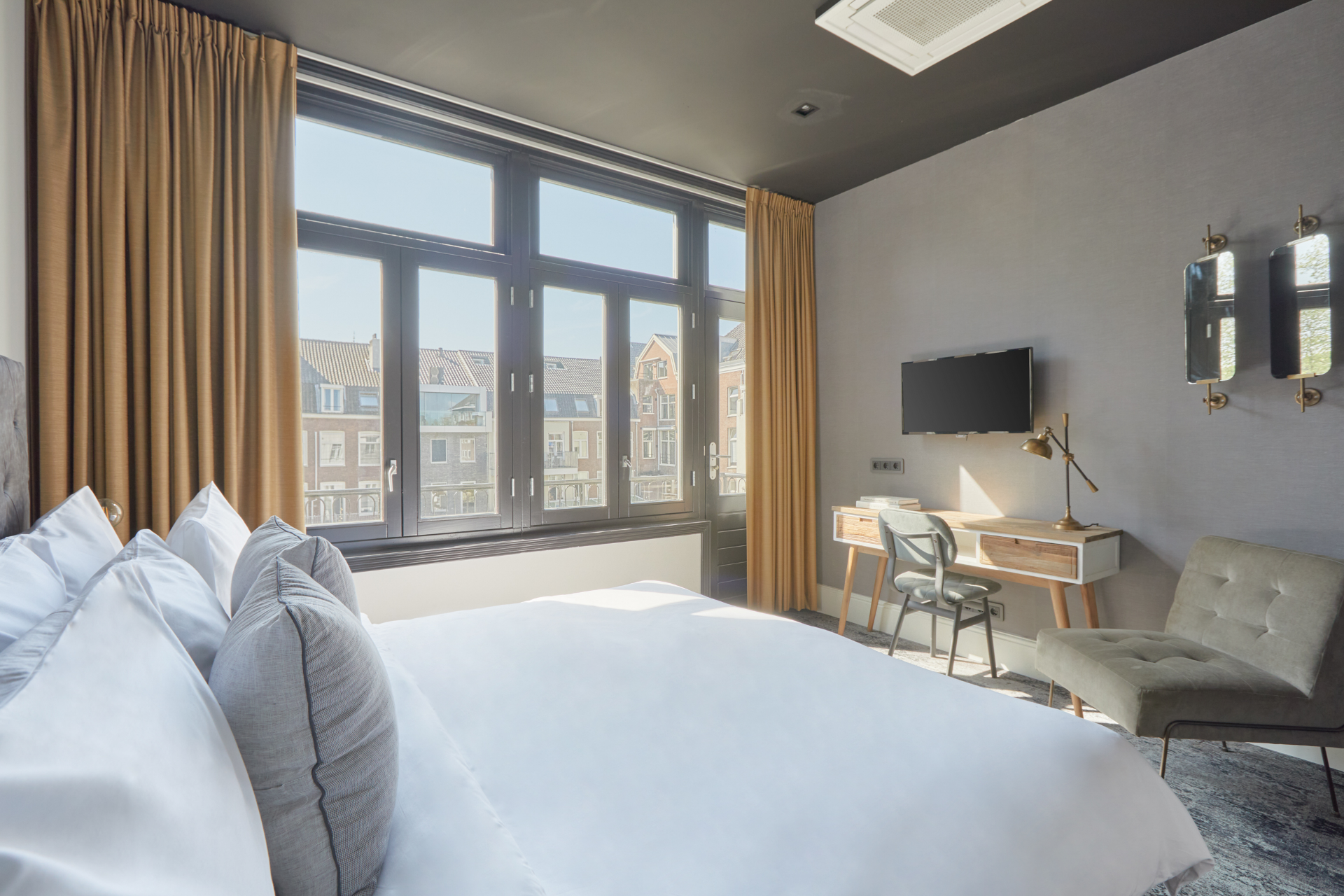 Bedroom in Sonder hotel | Live Light