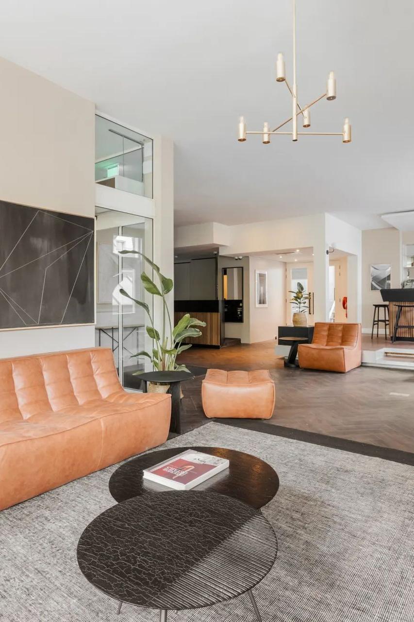 N701 sofa and DC lounge chair | Live Light
