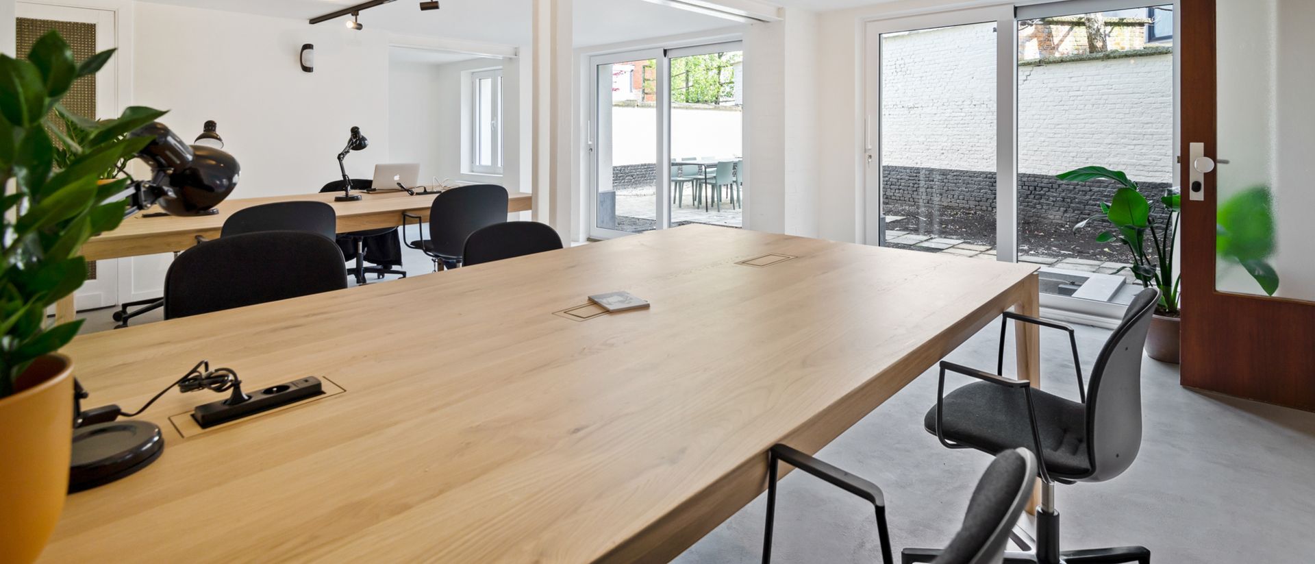 A view of the Ramón Coworking space designed with Live Light office furniture