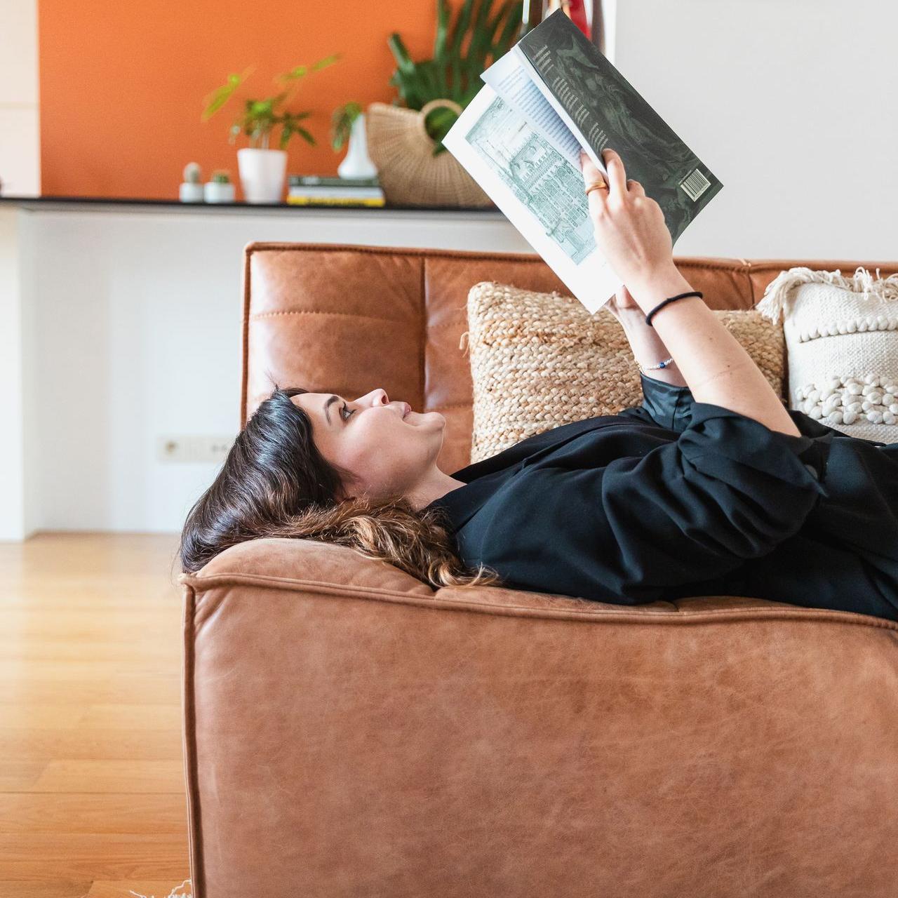 Live Light member Moenia in a N701 sofa | Live Light Live Light member Moenia in a N701 sofa | Live Light