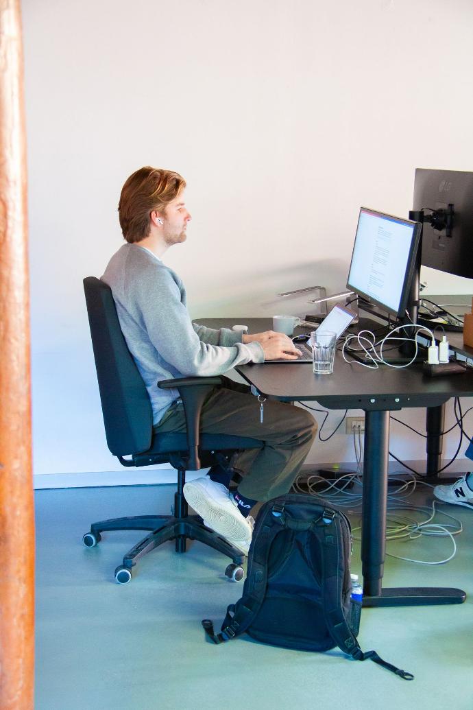 Dashdot headquarters: an office decorated with Live Light rental furniture Dashdot headquarters: an office decorated with Live Light rental furniture