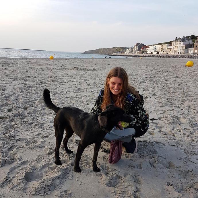 Alisson with her dog on the beach | Live Light