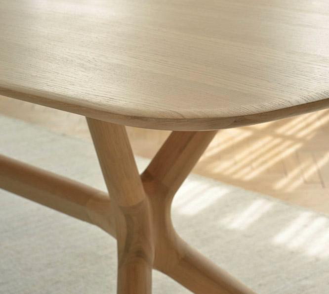 Oak X dining table of Ethnicraft | Live Light Oak X dining table of Ethnicraft | Live Light