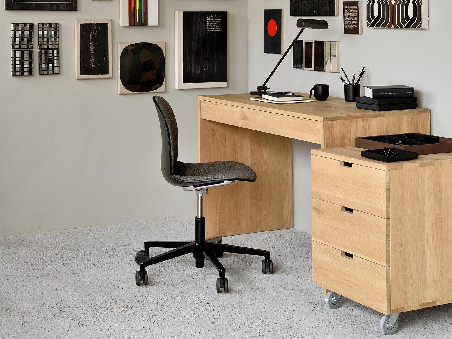 Office Furniture Set with Flokk chair and office desk | Live Light