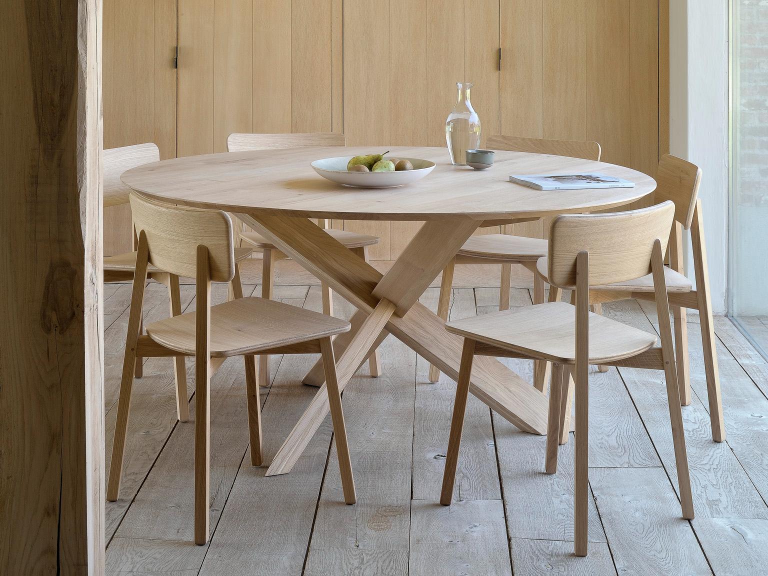 Circle dining table and chair in solid oak  | Live Light 