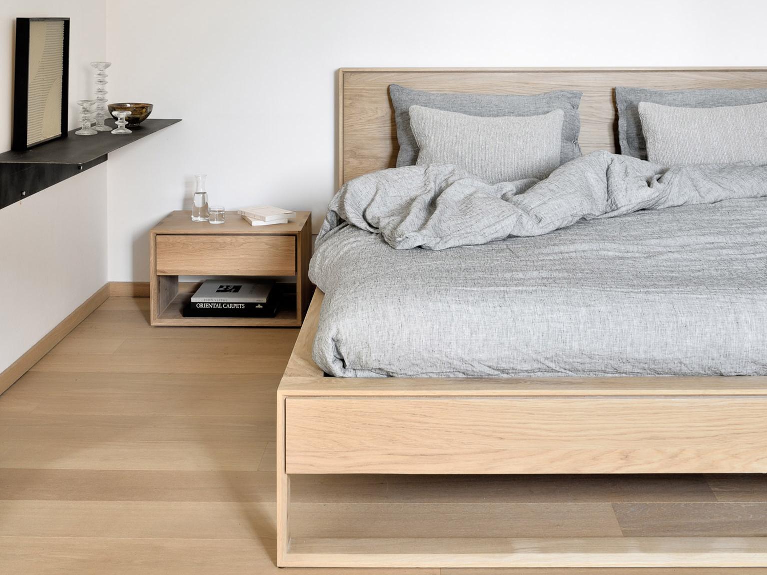 Bed and bedside table in solid oak | Live Light 