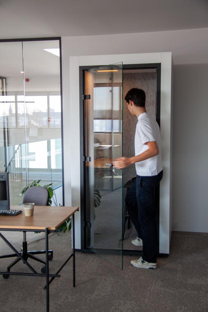 Live Light | Discover the benefits of renting office furniture