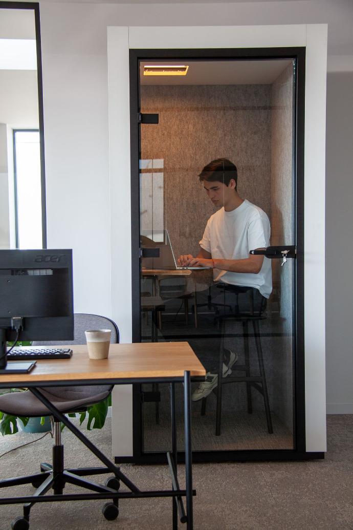 Live Light | Discover the benefits of renting office furniture