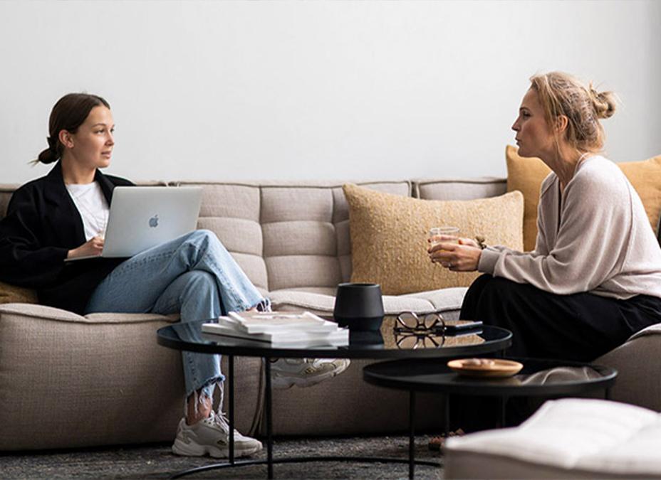 Two women sitting in N701 sofa | Live Light Two women sitting in N701 sofa | Live Light
